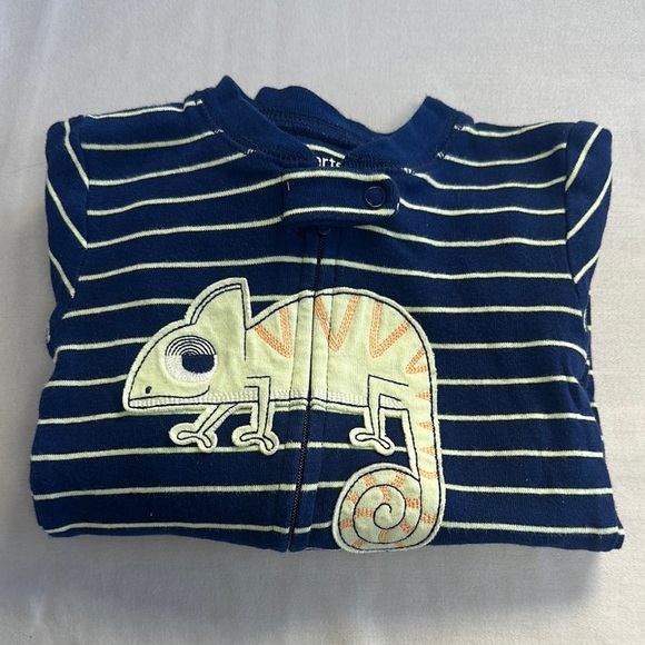 Carter's - LIKE NEW - Long Sleeve Onesie sleeper with Chameleon Graphics - Picture 1 of 4